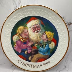 Vintage Avon Christmas 1999 Plate Santa’s Tender Moment With 22K Gold Trim