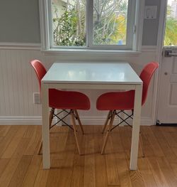 Table and chairs set
