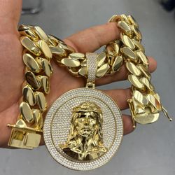 4.5” bust down rapper big Jesus pendant and super heavy Cuban links necklace🔥🔥🔥 Available In Rose Gold As Well ✅✅✅