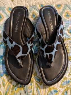 LIKE NEW, WORN ONCE Ladies "DONALD J PLINER" Wedge Sandals, Size 9 - NO WEAR ON TREAD - Made in Italy