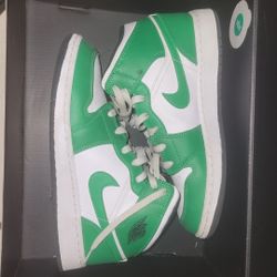 Nike Air Jordan 1 Mid "Lucky Green".