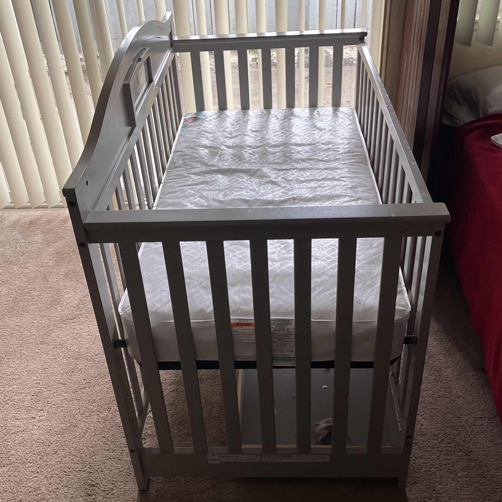Baby crib that turns into a toddler bed