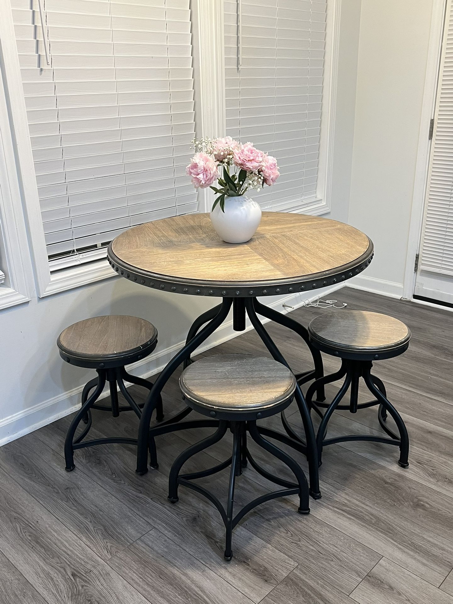Round Breakfast Table set