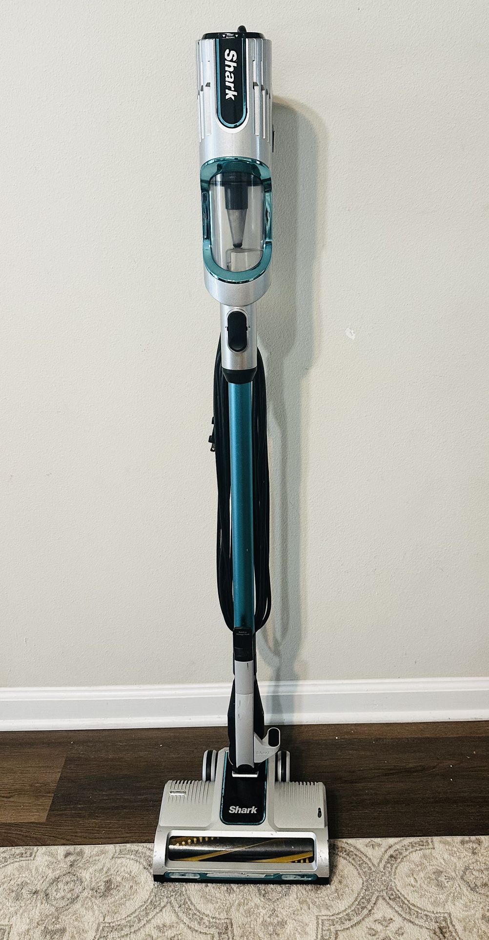 SHARK HZ251 Ultralight Corded Stick Vacuum with Self-Cleaning Brushroll, Blue/White (Renewed)
