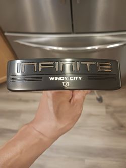 Golf Club Right-Handed Wilson INFINITE 34 inch Windy City Putter Midsize Grip
Head-Cover
NEW
