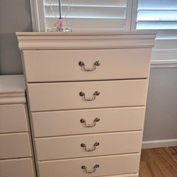 USED WHITE DRESSER (5 DRAWERS)