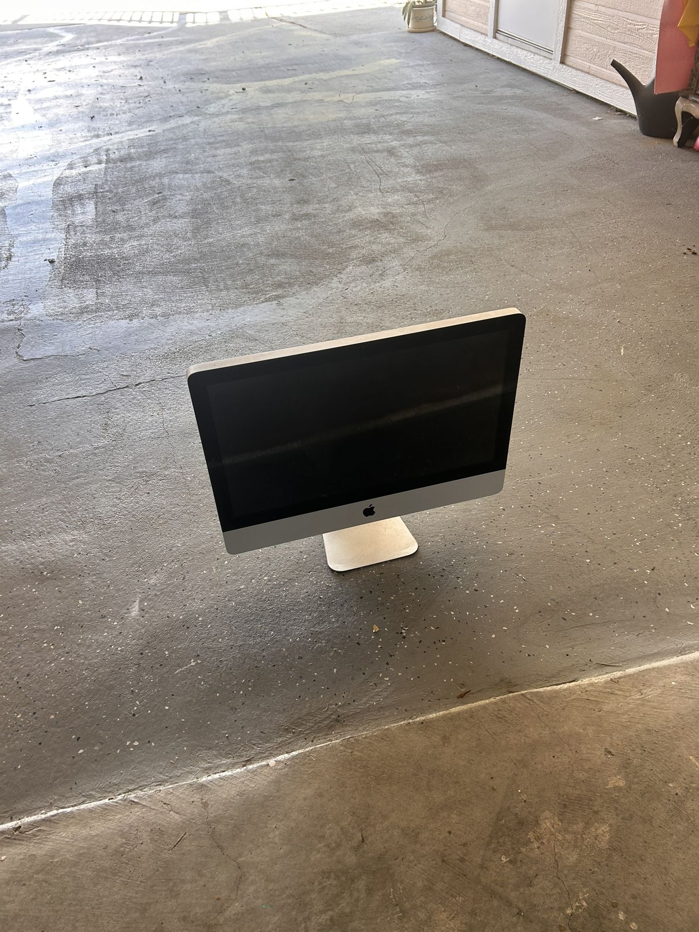 2009 apple imac 21.5” working desktop computer