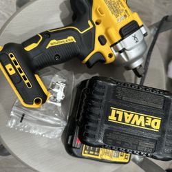 Dewalt 20v  1/2  Impact Wrench XR  Like New 8Ah One Battery One Charger 