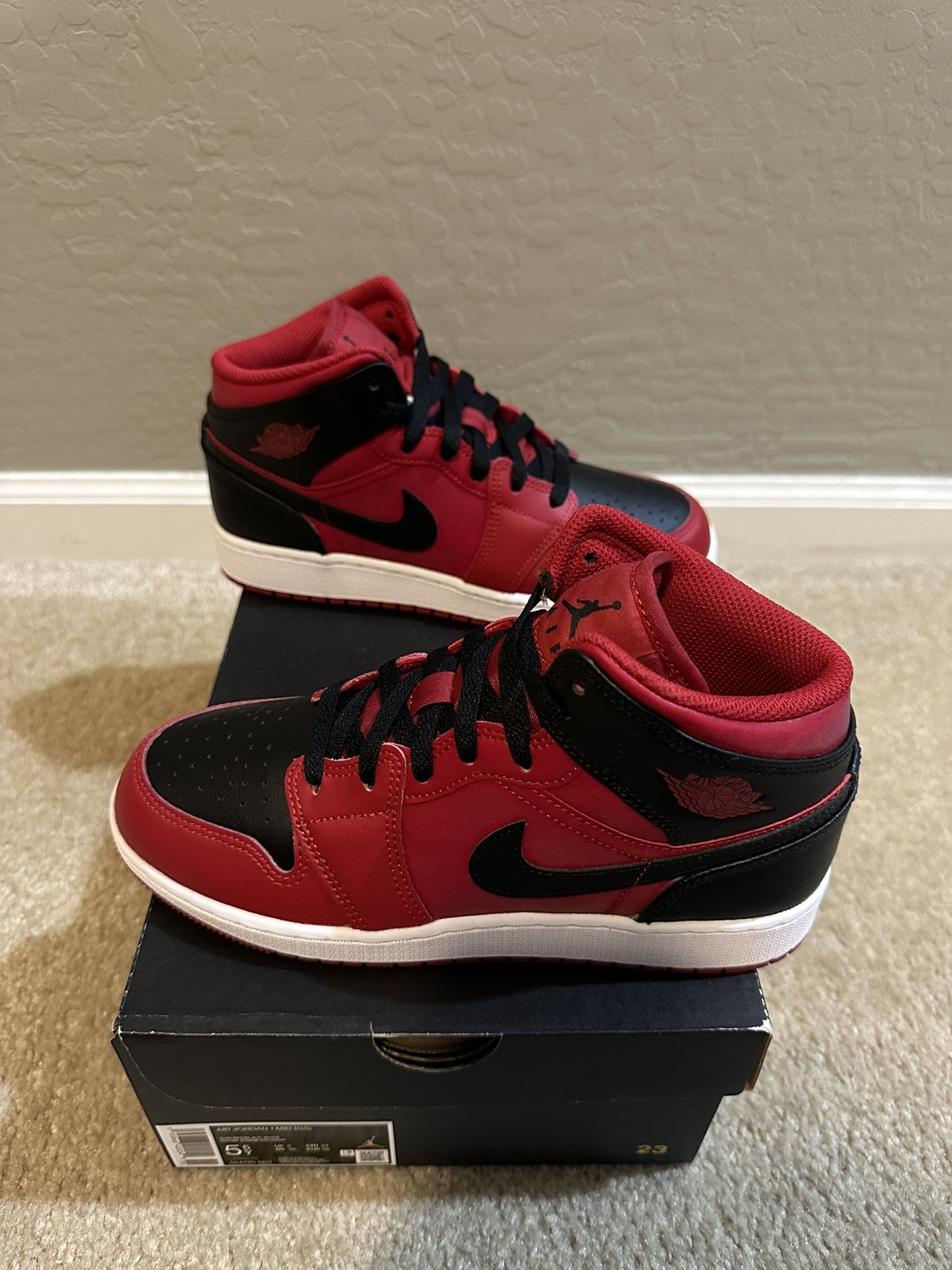 Brand New Jordan 1 Nike Retro Mid Reverse Bred GS Boy’s Size 5.5