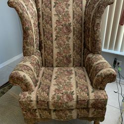Big Elegant Chair with Beautiful Antique Legs 