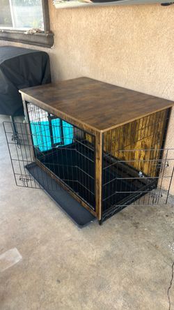 Indoor or outdoor doghouse with bottom tray