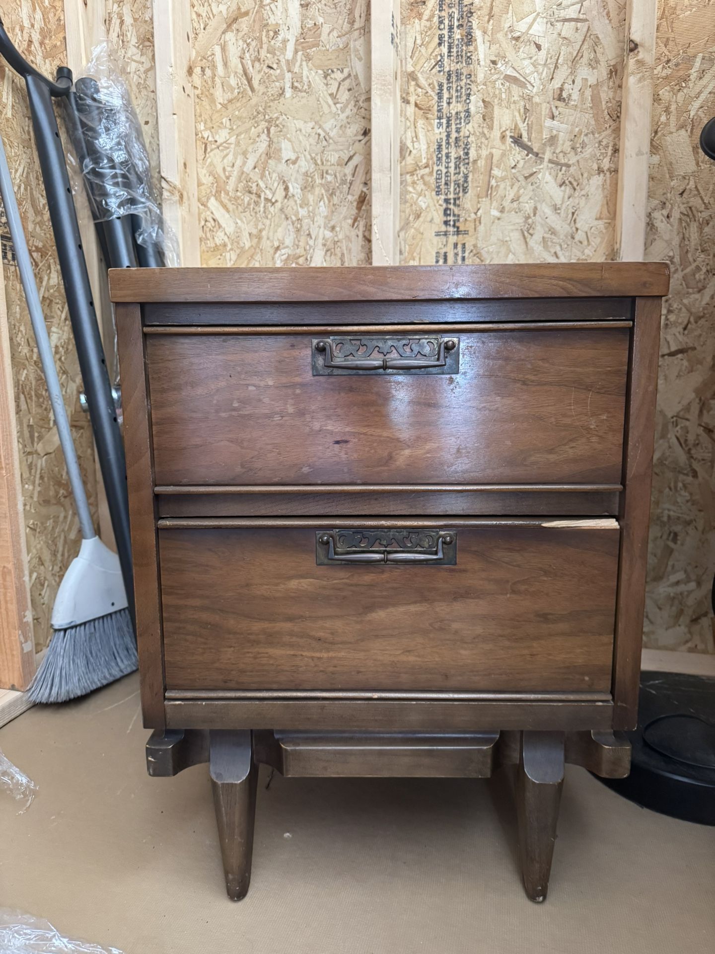 Mid Century Modern Side / End Table / Nightstand