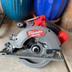 Milwaukee M18 FUEL 18V Lithium-Ion Brushless Cordless 6-1/2 in. Circular Saw ((Tool only))