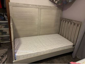 Convertible crib