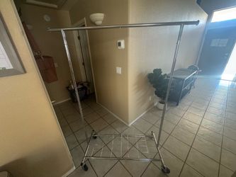 Rolling clothes rack
