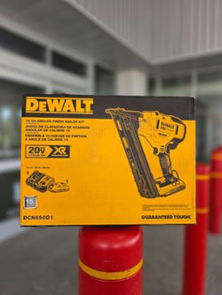 Dewalt 20V MAX XR  2-1/2 in. 15-Gauge Finish Nailer Kit with 2.0Ah Battery, Charger & Contractor Bag