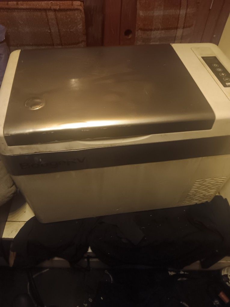 Rogue Rv Fridge/ Freezer 30 Qts