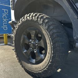 35/12.50/17 tires & rims