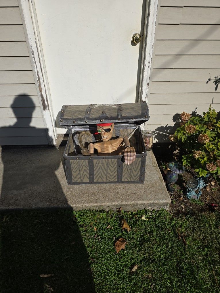 Halloween chest skeleton pirate