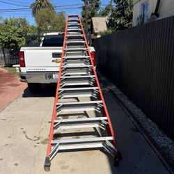 Escalera de 14 pies de fibra de vidrio casi nuevas 