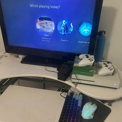 TV And Xbox Includes 4 Games 2 Controles And A Keybourd And Mouse