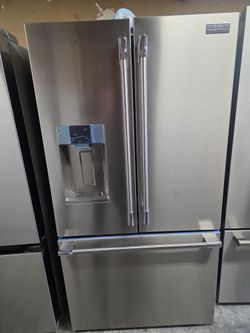 REFRIGERATOR  FRIGIDAIRE  FRENCH  DOOR  STAINLESS STEEL NEW  ONLY USED IN DISPLAY 