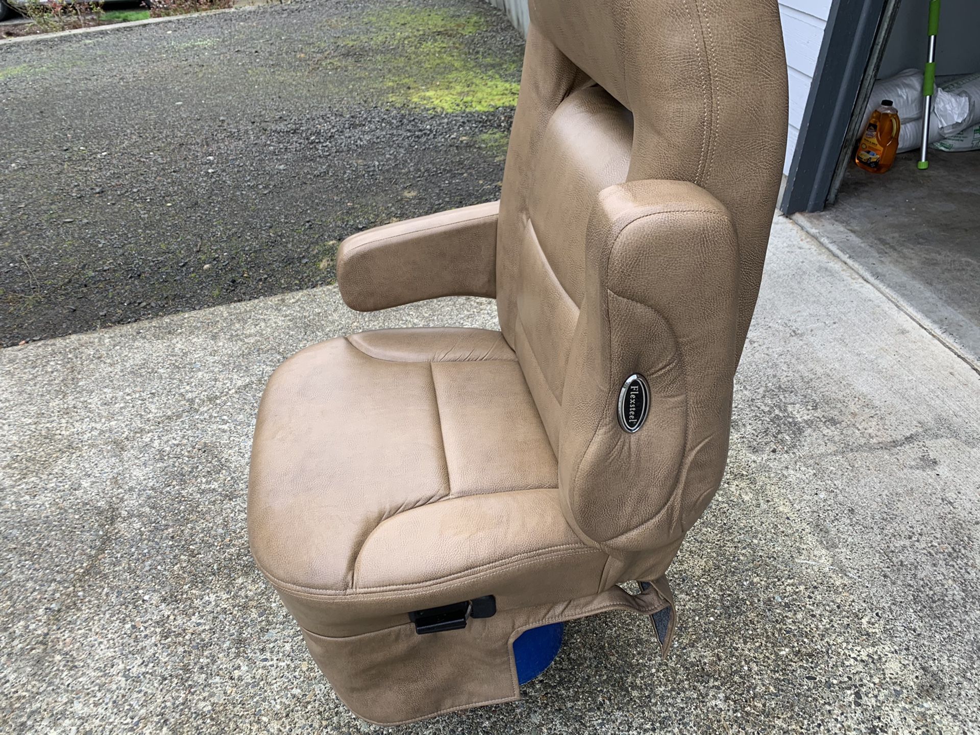 RV captains chair by Flexsteel for Sale in Lacey, WA OfferUp