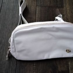 Lululemon Everywhere belt bag