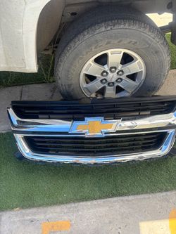 Chevrolet Colorado grill and plastic lower trim