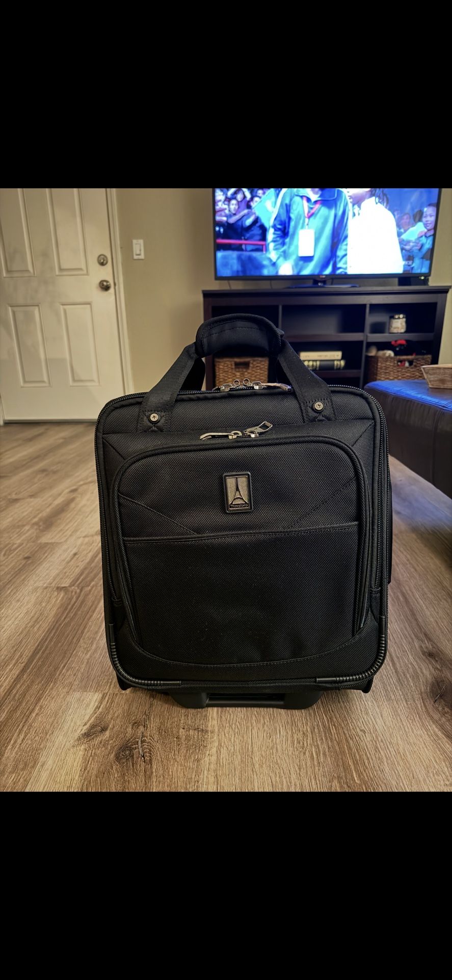 Travelpro Flight crew Vertical Rolling Overnighter Suitcase