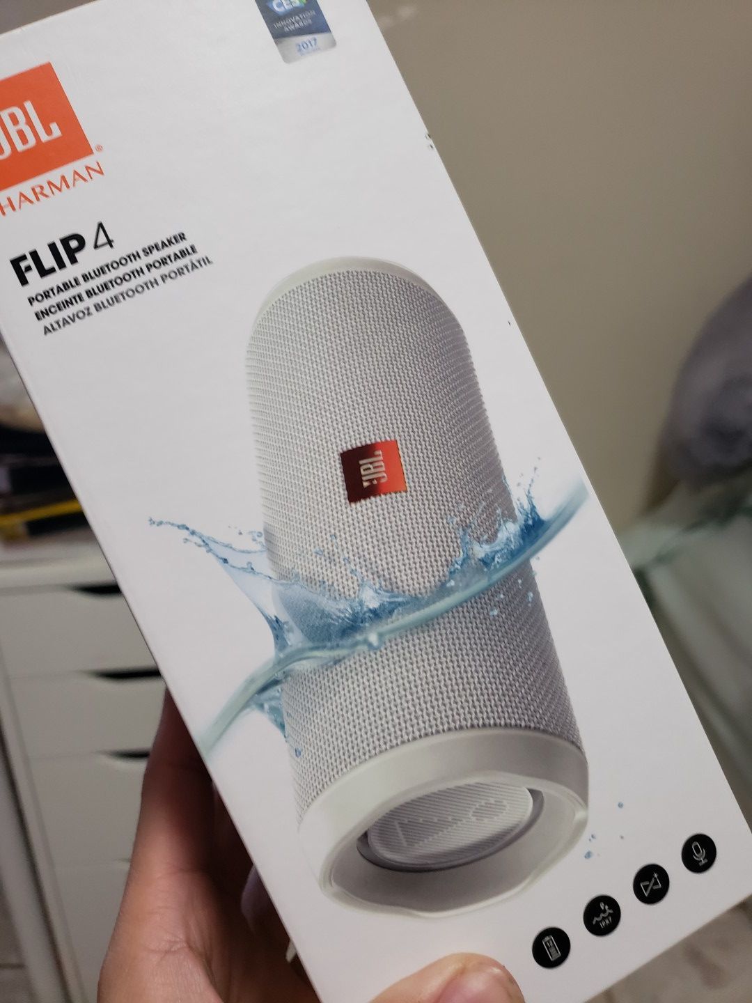 JBL flip 4 speaker white