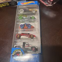 Hot Wheels STREET BEASTS 1:64 Scale Diecast Vehicle 5-Pack Cars (DJD24) Mattel