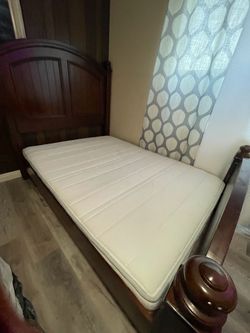 Cama Full size de pura madera con colchón