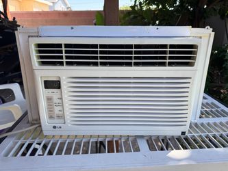 LG 6,000 BTU Window Air Conditioner (doesn’t get cold, no enfria)