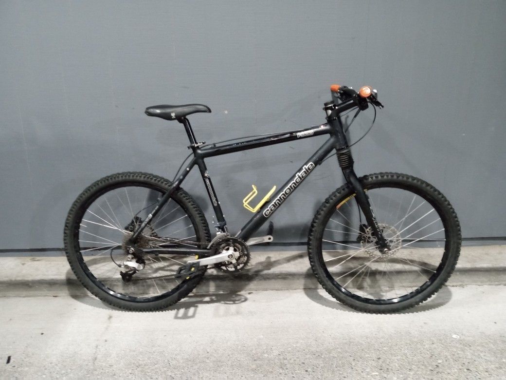 Cannondale Hydraulic Disc Brakes Mountain Bike 20-in Frame Aluminum