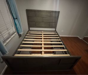 Queen bed/bedframe