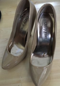 Size 7 heels tan color