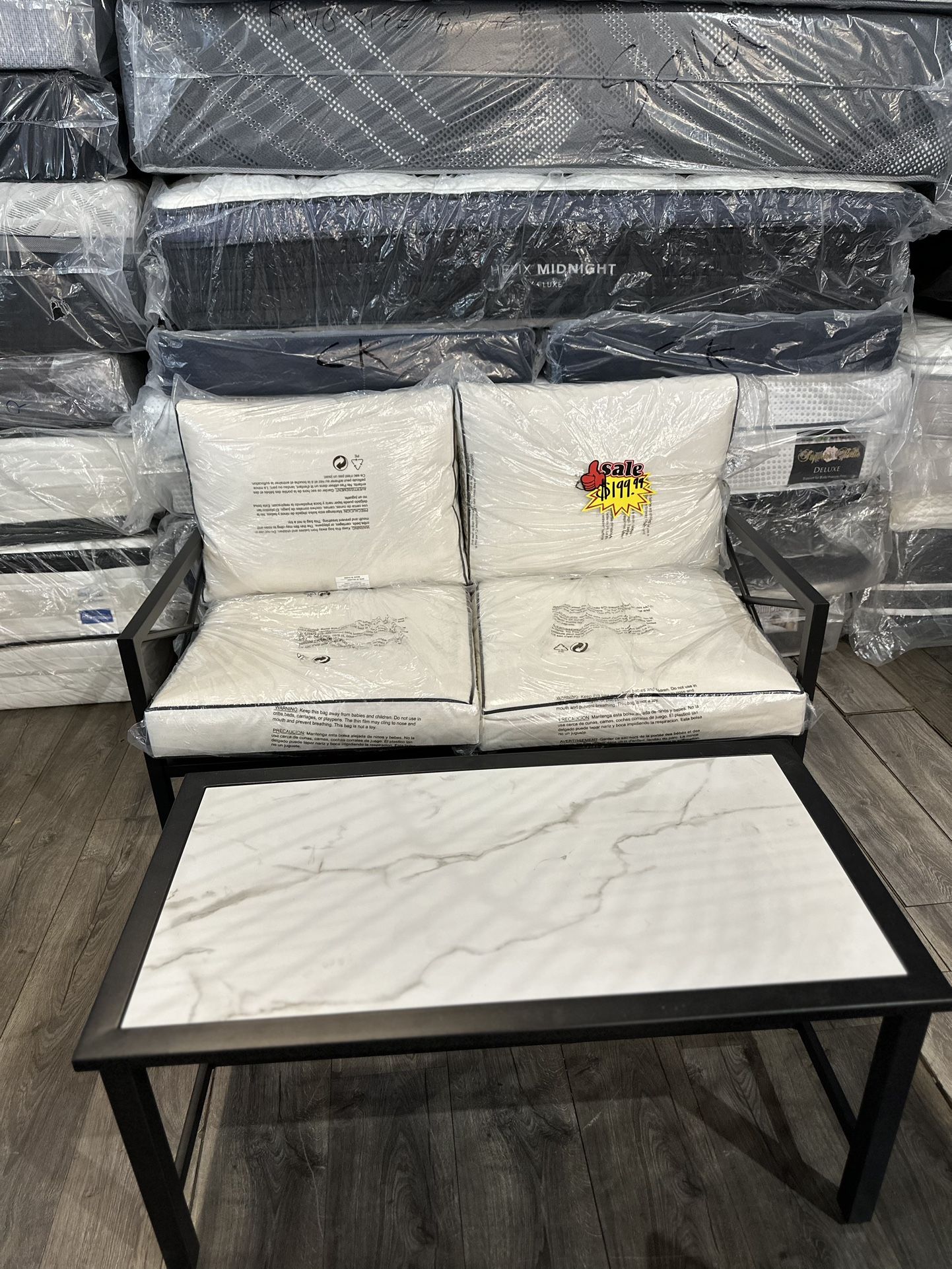 Beautiful Patio Love Seat With Table ( Take It Home In Payments/ Llevalo A Casa En Pagos) 