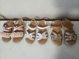 Sandals for girls like new (barely used), size 9, $5 each/ Sandalias para niña pequeña como nuevas (apenas usadas), numero 9, $5 c/u