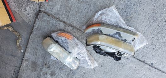 Set of headlights 01-06 Chevy Tahoe