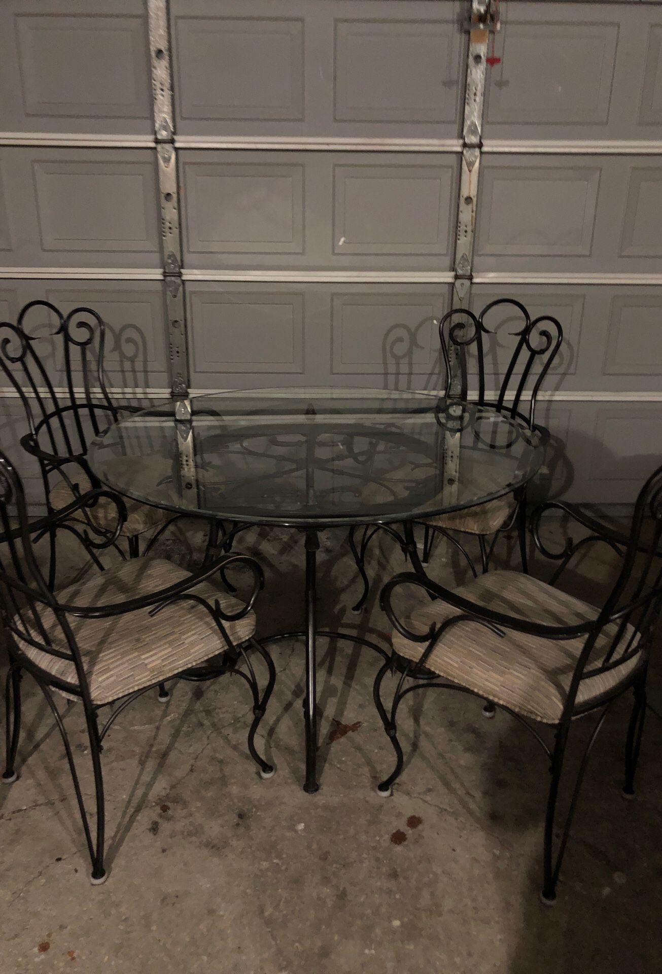 Table w/ 4 chairs