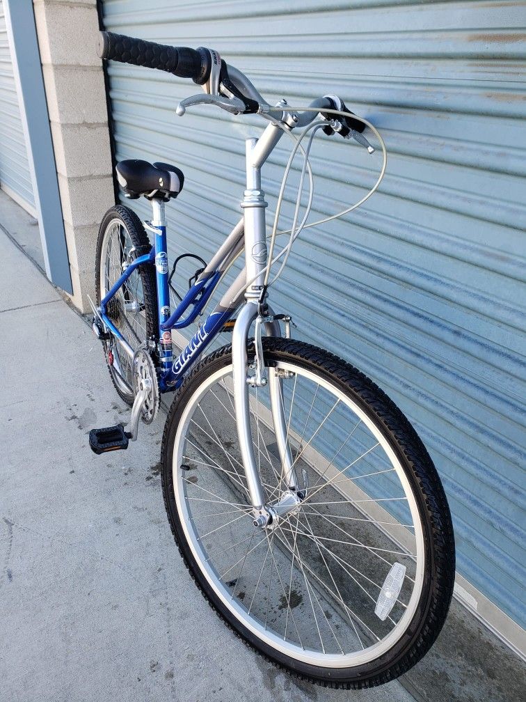 GIANT HYBRID BIKE 21 SPEEDS TIRE 26 SIZE M LIKE NEW