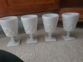 Milk glass placing for 4 missing 1 bowl