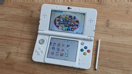 Nintendo new 3DS White N3DS -
Rare Smaller Size 3DS - Region Unlocked