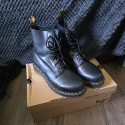 Doc Martin's- Size 8