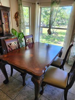 Jueqo de comedor. 4 sillas madera solida.biem cuidado .