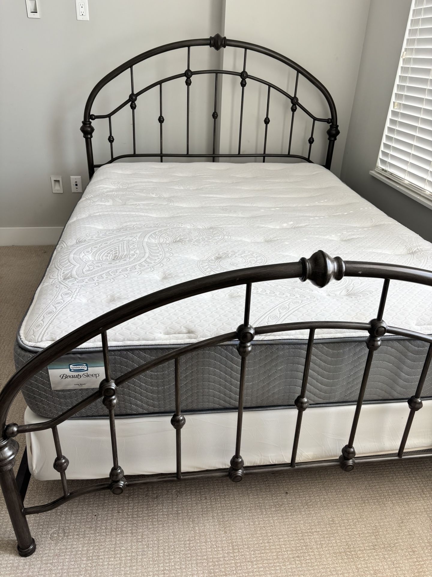 ✨ For Sale – Queen Bed Set ✨