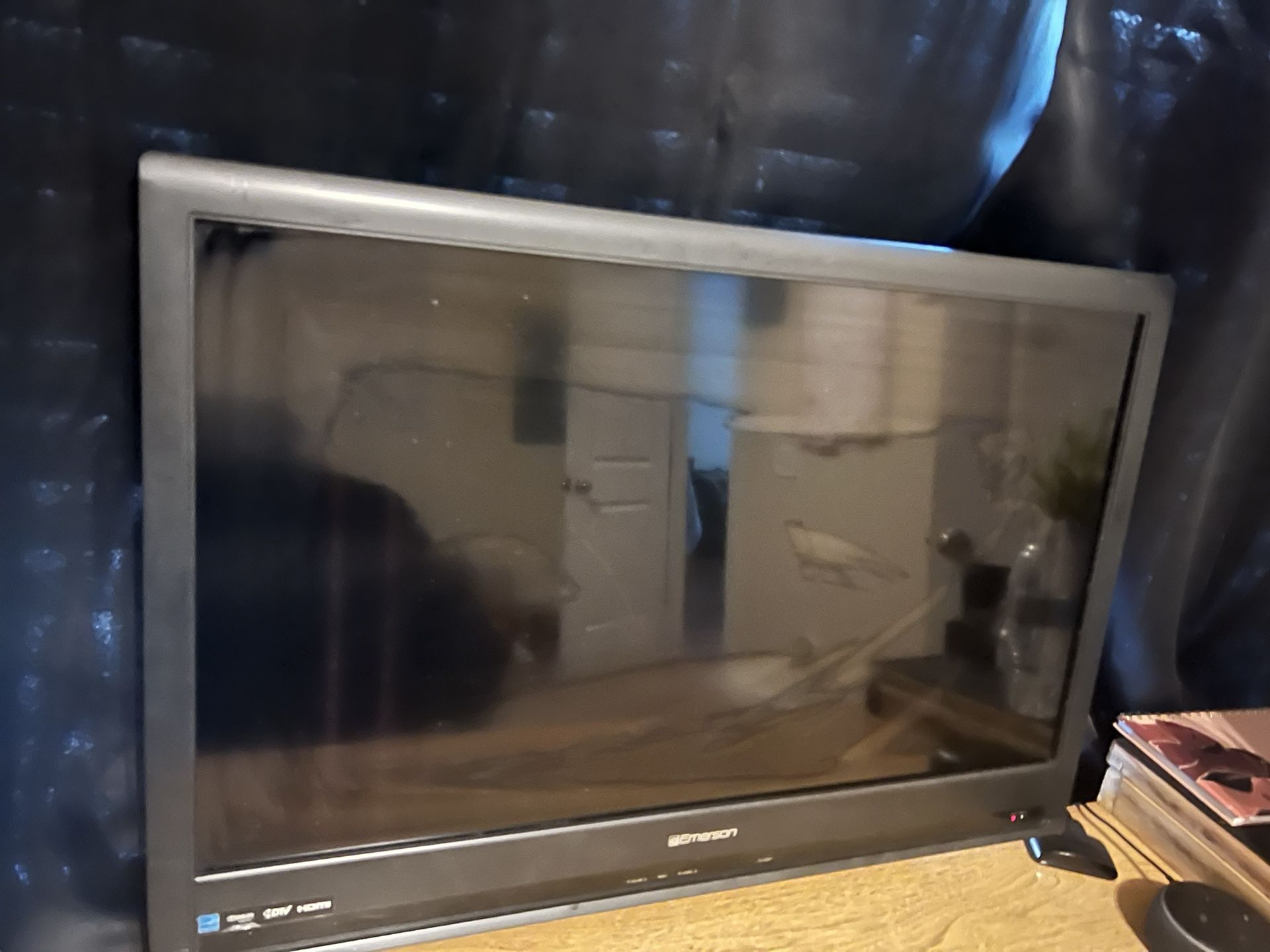 Emerson 32 inch TV + Roku (no stand)