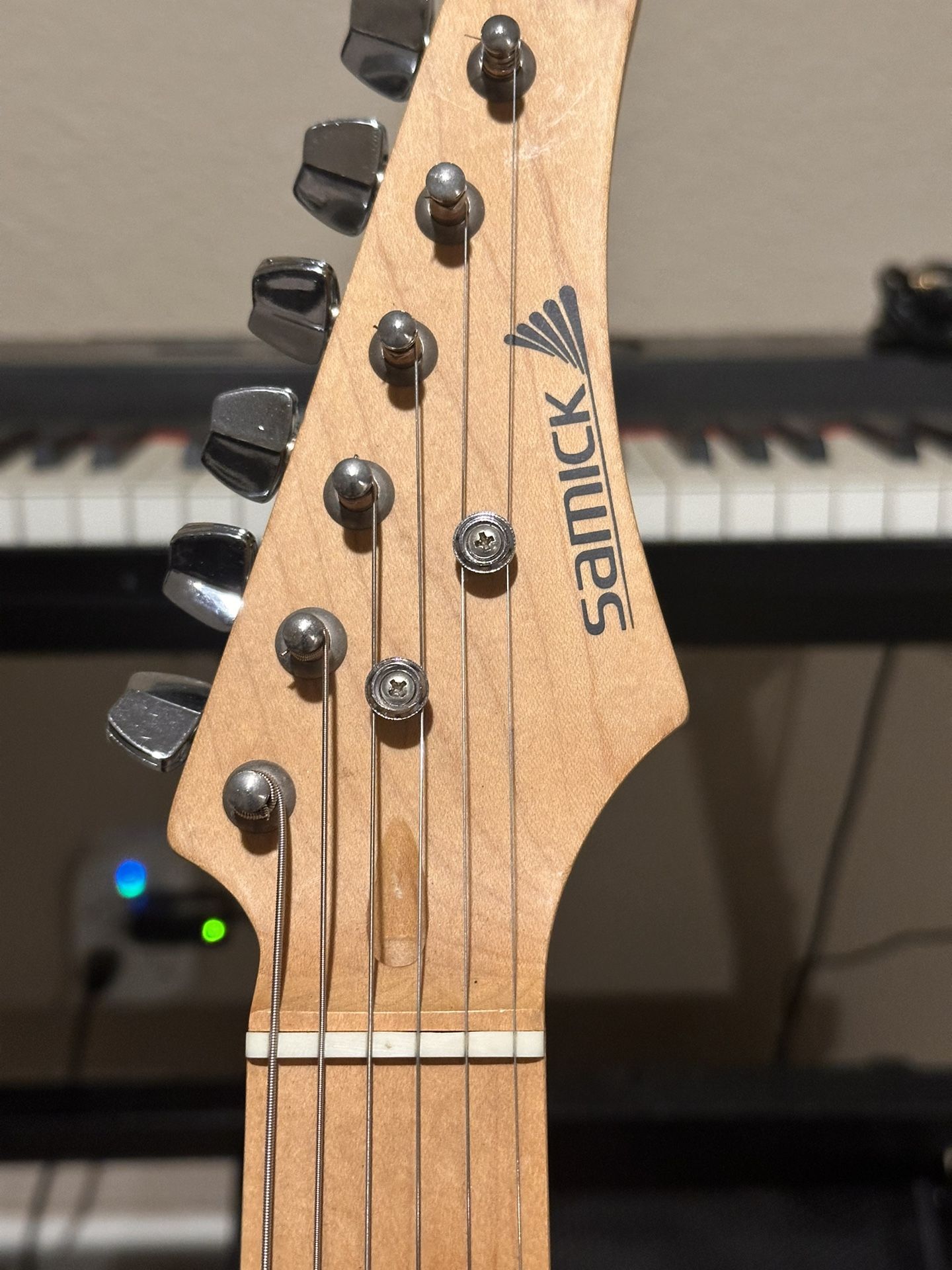 Samick DS-100 BK - Black Electric Guitar