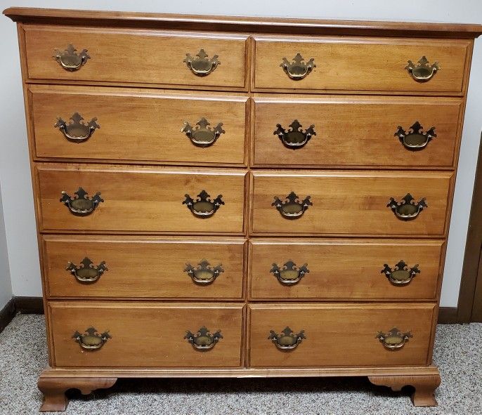 Maple 10-drawer dresser